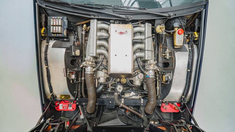 Unter der flachen Haube arbeitet ein 5,3-Liter-V8 mit Einspritzung und rund 309 PS. Der Motor wurde vollständig zerlegt und neu aufgebaut; hinzu kam eine modernisierte Vierstufenautomatik mit Overdrive.