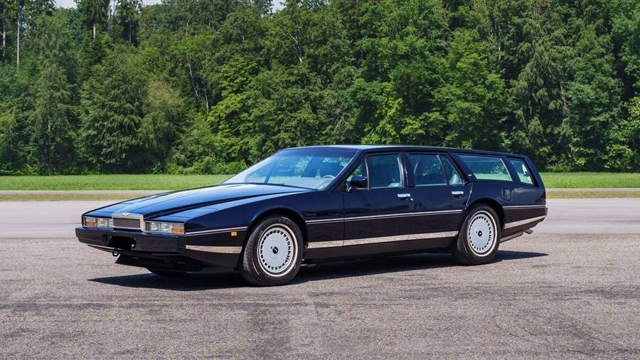 Du profil en coin britannique au Shooting Brake suisse : longue de 5,28 mètres, la Lagonda a conservé ses dimensions d’origine. Roos Engineering a créé le volume supplémentaire en prolongeant la ligne de toit jusqu’à la poupe abrupte.