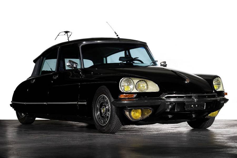 Carrosserie noire, bureau de rédaction à l’arrière : Henri Chapron transforma la Citroën DS 21 Prestige de Philippe Bouvard en véritable bureau de direction roulant.