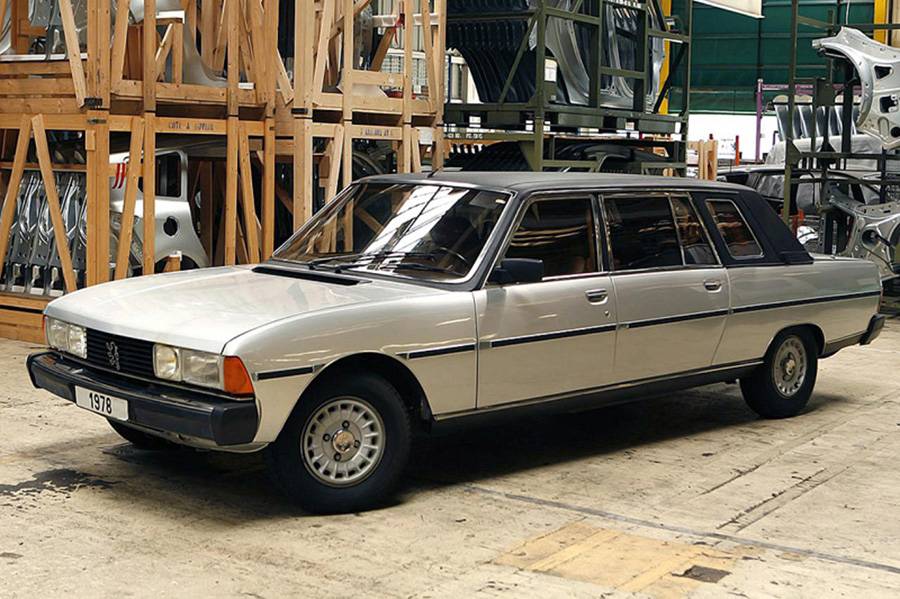 La Peugeot 604 Limousine présentée ici illustre la longue base réalisée par Heuliez. La version livrée à Bouvard en 1982 devint un bureau de 5,34 mètres et, à l’occasion, une chambre à coucher.