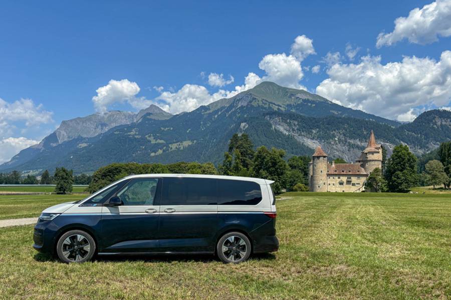 Egal, auf welcher Unterlage: Der Multivan überzeugt mit Komfort, er federt sauber, läuft stabil geradeaus und bleibt gemessen an seinem grossen Innenraum angenehm leise. Laut VW kann er im E-Modus bis 130 km/h schnell fahren.