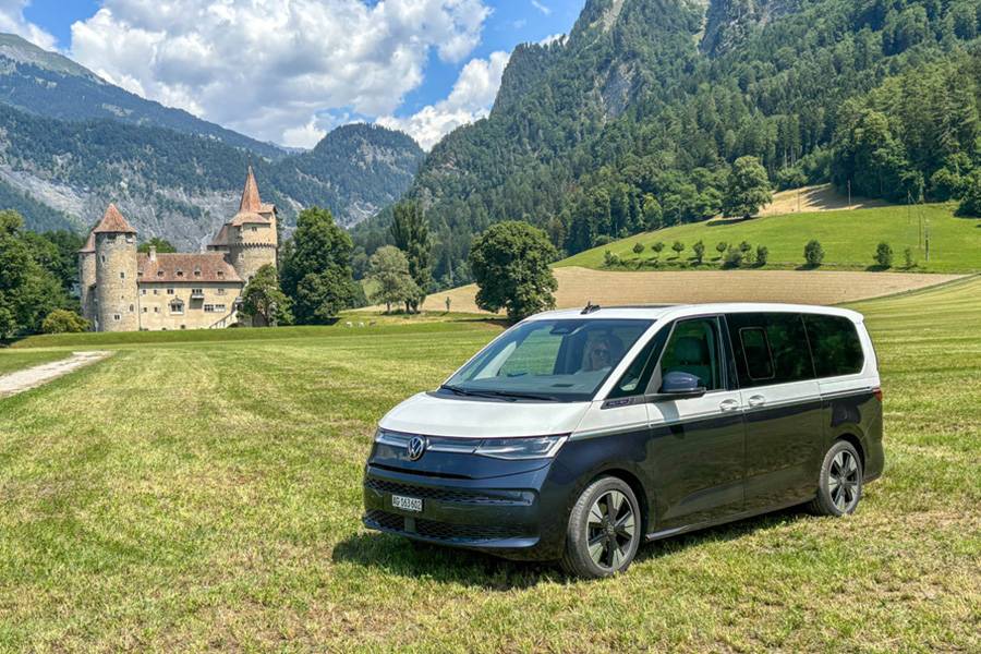 Même hors des routes asphaltées, le « Multivan eHybrid Style » progresse sans difficulté grâce à sa transmission intégrale livrée de série. 