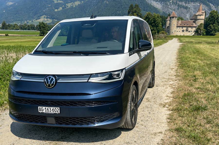 Face avant redessinée, nouveau bouclier, phares à LED et bandeau lumineux reliant les optiques. : le Multivan millésime 2026 a été remanié en profondeur. 