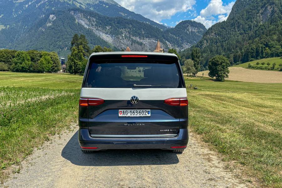 Le lettrage « eHybrid 4Modion », apposé en bas à droite du hayon, annonce jusqu’à 95 kilomètres d’autonomie électrique avec une batterie pleinement chargée. En charge partielle, le moteur thermique se coupe fréquemment et le véhicule évolue alors en roue libre.