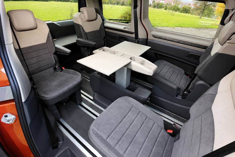 Disposition des sièges face à face, table coulissante et vaste liberté de mouvement : le concept intérieur modulaire du Multivan crée une véritable ambiance de salon, qui s’adapte aussi bien aux vacances en famille qu’aux déplacements professionnels.