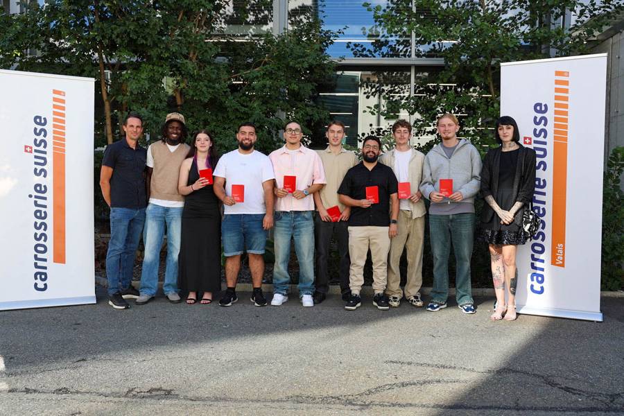 Ein starker Jahrgang für die Branche: Die frisch diplomierten Walliser Berufsleute versammeln sich nach der Feier zum gemeinsamen Erinnerungsfoto.
