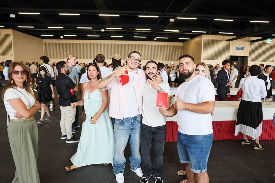 C’est fait ! Quelques-uns des jeunes professionnels fraîchement diplômés célèbrent leur fin d’apprentissage à « Martignyexpo » – avec le sourire et leurs précieux certificats en main. 