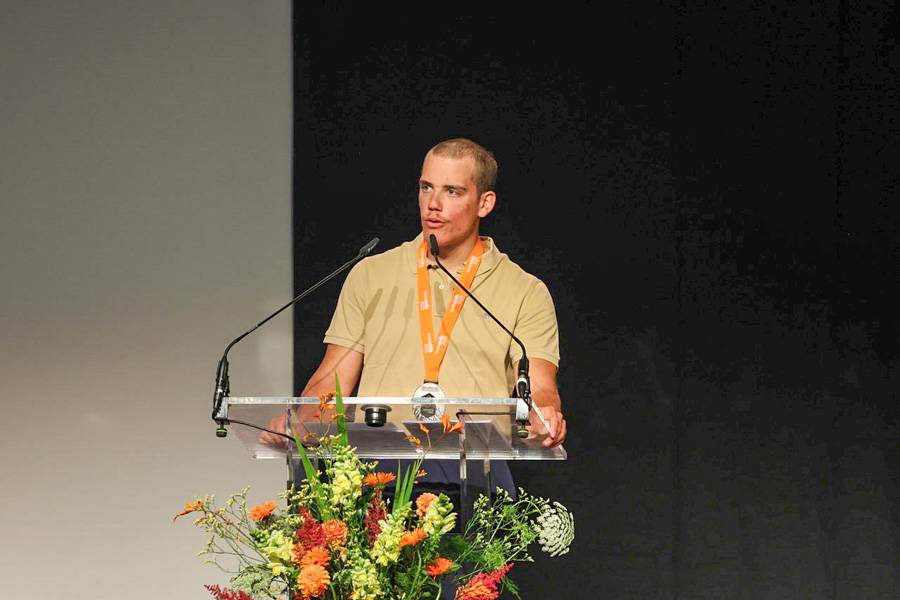 Evan Monnet lors de son discours : le vice-champion suisse 2025 encourage les jeunes professionnels à continuer de rêver, de travailler et d’apprendre – car la fin de l’apprentissage n’est souvent que le début d’une belle carrière.