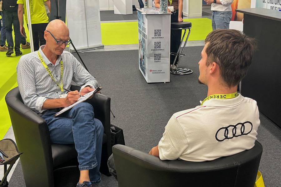Messeporträt mit bewusst überzeichneten Zügen: Am gemeinsamen Stand von AGVS und carrosserie suisse konnten sich die Besucherinnen und Besucher karikieren lassen.