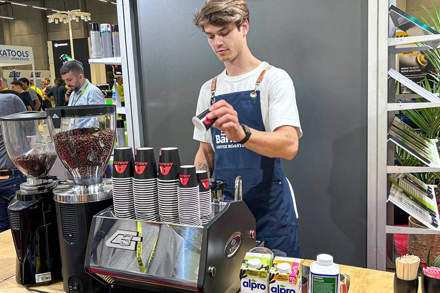 Kaffeepause auf Meisterschaftsniveau: Dario Pieber, Miteigentümer von «Rent A Barista» und zweifacher «Swiss Latte Art Champion», verwöhnte die Gäste am Stand von Axalta Axcess.
