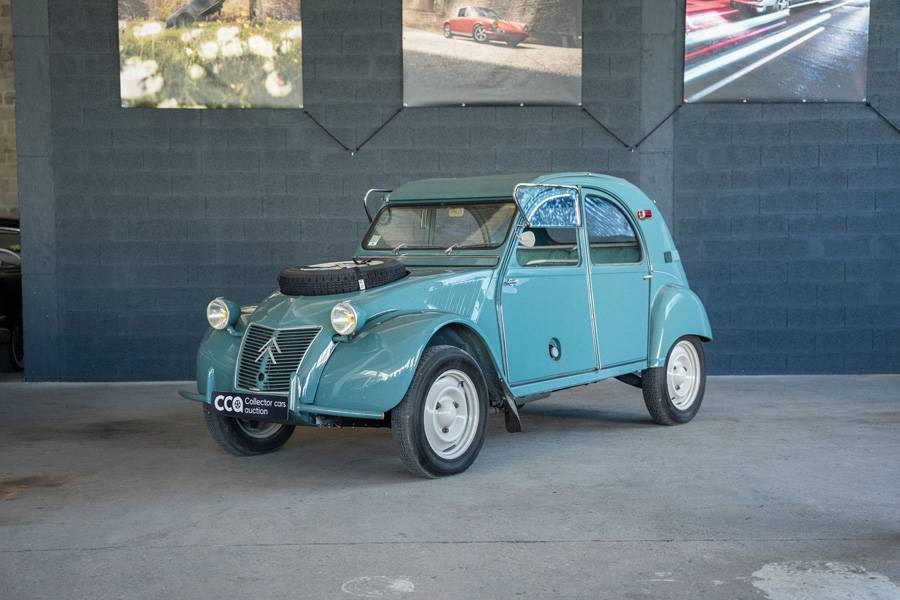 Une Citroën 2CV Sahara peut atteindre 162 000 francs. Cet exemplaire de 1963 n’a pourtant obtenu que 56 000 francs lors de la vente Rétromania, restant même sous l’estimation comprise entre 66 000 et 84 000 francs.