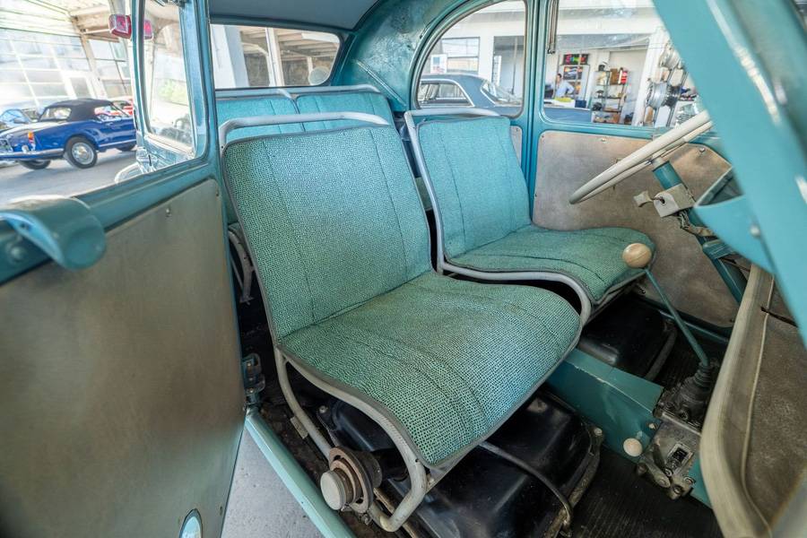 Malgré ses deux moteurs, l’habitacle reste fidèle à l’esprit de la 2CV : léger, dépouillé et affranchi de toute décoration superflue. Le levier de vitesses placé au plancher, propre à cette version, attire néanmoins le regard.