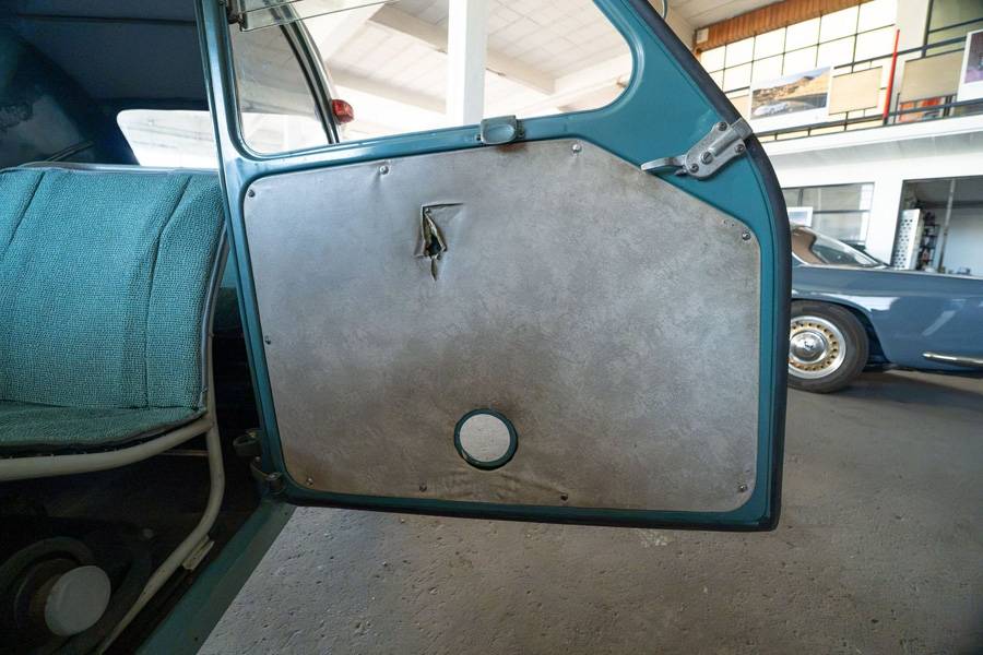 La garniture de porte endommagée rappelle que cette Sahara n’est pas une pièce d’exposition irréprochable. L’ouverture circulaire appartient au passage inhabituel de la goulotte de remplissage à travers la portière – une solution pratique, à sa manière.