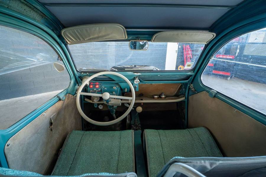Le cockpit spartiate dissimule une mécanique étonnamment élaborée. Les moteurs avant et arrière disposent de commandes séparées pour l’allumage et le démarrage, mais se pilotent en roulant au moyen du même pédalier et d’une commande de boîte couplée.