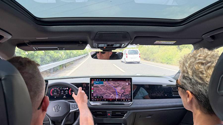 32 degrés, la navigation active et encore de nombreux kilomètres devant nous : sur l’autoroute, le Tiguan devait démontrer ses qualités de grand voyageur.