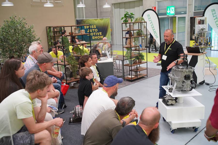 La technique à portée de main : sur le stand de ZF Aftermarket, les visiteurs assistent à une présentation consacrée aux technologies modernes de propulsion et de transmission. Photos : Sébastien Moix