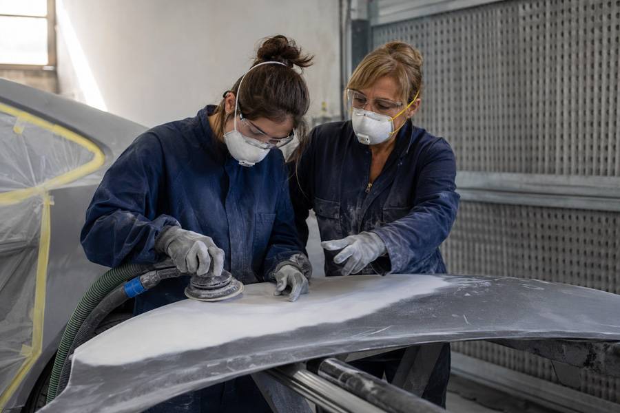 La formation se fait sur la tôle, pas dans les discours de circonstance : jusqu’à 3500 dollars sont versés aux programmes qui accompagnent leurs recrues au-delà des premiers mois.