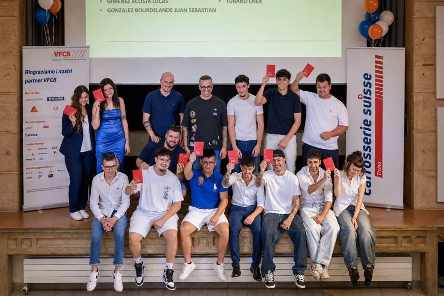 Geschafft: Die Absolventinnen und Absolventen der Tessiner Carrosserie- und Fahrzeugbaubranche nach der Diplomübergabe im «Spazio aperto» in Bellinzona.