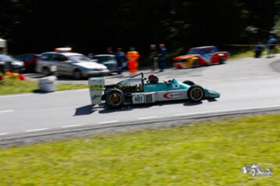 Zehnmal ganz oben: Thomas Amweg holte 2026 im Amweg F2 AW76 seinen zehnten Gesamtsieg in Arosa. Die Konkurrenz kennt inzwischen seinen Heckflügel.   Archivfoto: Arosa ClassicCar 2025, © Urs Gehrig.