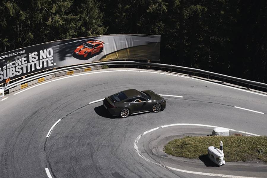 Un nom prédestiné : Jörg Bergmeister a lancé le nouveau Porsche GT3 Bergsport dans les virages reliant Langwies à Arosa à l’occasion de sa première mondiale.   Photo : © Porsche Schweiz AG.