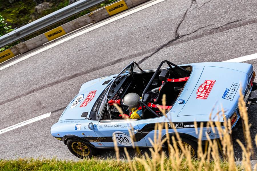 Une Italienne taillée pour les virages grisons : Rolf Senti a remporté la Classic Trophy 2026 de l’Arosa ClassicCar au volant de sa Fiat Abarth Rally.   Photo d’archives : Arosa ClassicCar 2024, © Andi Suter / suter.photo.