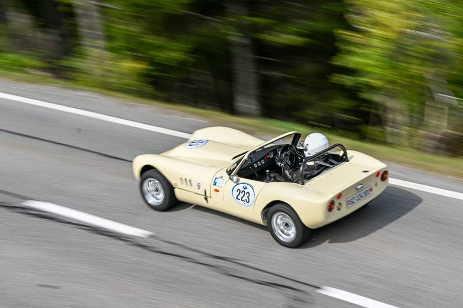 Petit gabarit, grand effet : Heinz Vogt a décroché la Sport Trophy 2026 au volant de la compacte Sylva Fisher Fury.   Photo d’archives : Arosa ClassicCar 2024, © Andi Suter / suter.photo.