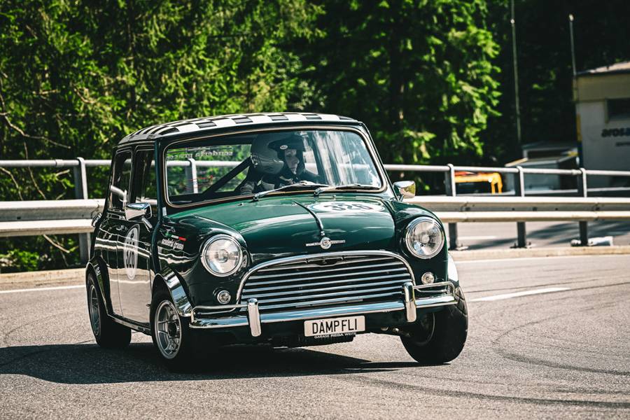 Le «Dämpfli» a mis les gaz : au volant de sa Mini Cooper S 1275, Bea Gabathuler a été la pilote la plus rapide de l’Arosa ClassicCar 2026.   Photo d’archives : Arosa ClassicCar 2024, © Andi Suter / suter.photo.