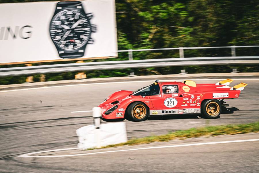 Un air du Mans sur l’asphalte grison : avec sa réplique de Ferrari 512 M, Walter Lais apporte sur la route de montagne toute la démesure visuelle des grands prototypes de course.   Photo d’archives : Arosa ClassicCar 2024, © Andi Suter / suter.photo.