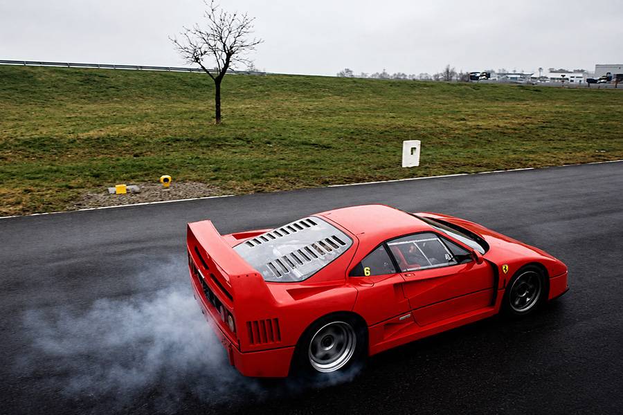 Von wegen Schonprogramm: Im Drift zeigt der F40, warum er bis heute als eine der wildesten Ikonen aus Maranello gilt.  Foto: Ferrari