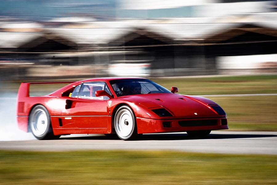 Un F40 n’est pas fait pour rester sous cloche : le Ferrari de rêve de Lewis Hamilton rappelle à quoi il a été conçu – vitesse, théâtre et un peu de fumée, en prime.  Photo : Ferrari