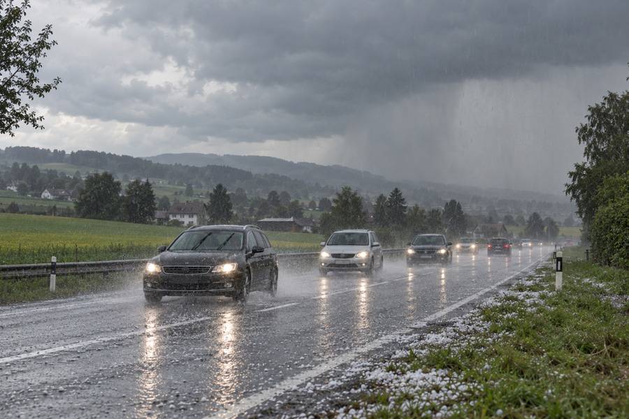 Schwarz, schwer und voller Eis: Am 28. August rollte die Hagelfront über Solothurn, Aargau und Zürich – und hinterliess innert Minuten eine millionenschwere Spur. Symbolbild.