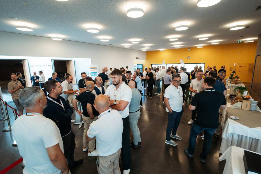 Salle comble à Sursee : plus de 100 participants ont débattu du pilotage des sinistres, des nouvelles technologies de réparation et du quotidien qui attend les ateliers.