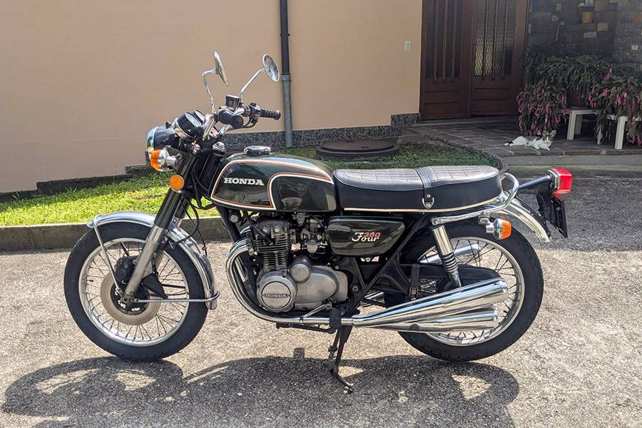 Auch Motorräder gehören zum Angebot: Eine klassische Honda CB 350 Four zeigt, dass der Markt in Biasca nicht nur Autofans, sondern ebenso Freunde historischer Zweiräder anspricht.