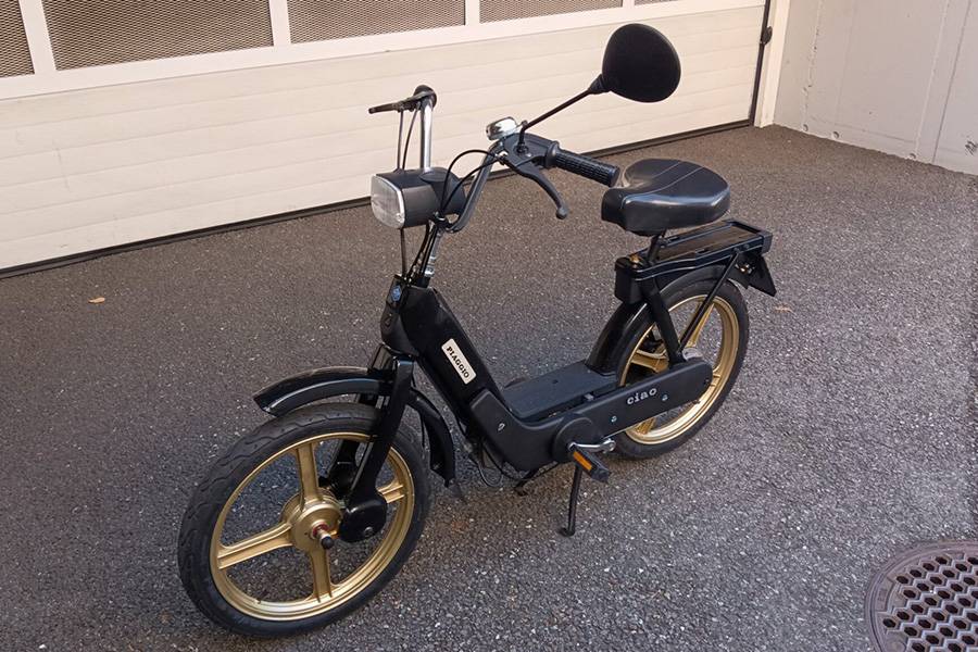 Vom Mofa bis zum Oldtimer reicht die Bandbreite: Ein Piaggio Ciao erinnert daran, dass beim «Young & Oldtimer Market» auch die kleinen Klassiker der Alltagsmobilität ihren festen Platz haben.