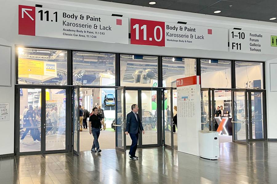 Der Eingang zu den Hallen 11.0 und 11.1 – zwei wichtige Anlaufstellen für Neuheiten rund um Carrosserie, Lack und Instandsetzung.