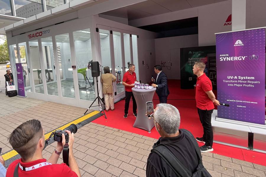 Vor Halle 11 ging es bereits zur Sache: In einer mobilen Lackierkabine wurden neue Produkte und Anwendungen direkt in der Praxis demonstriert.