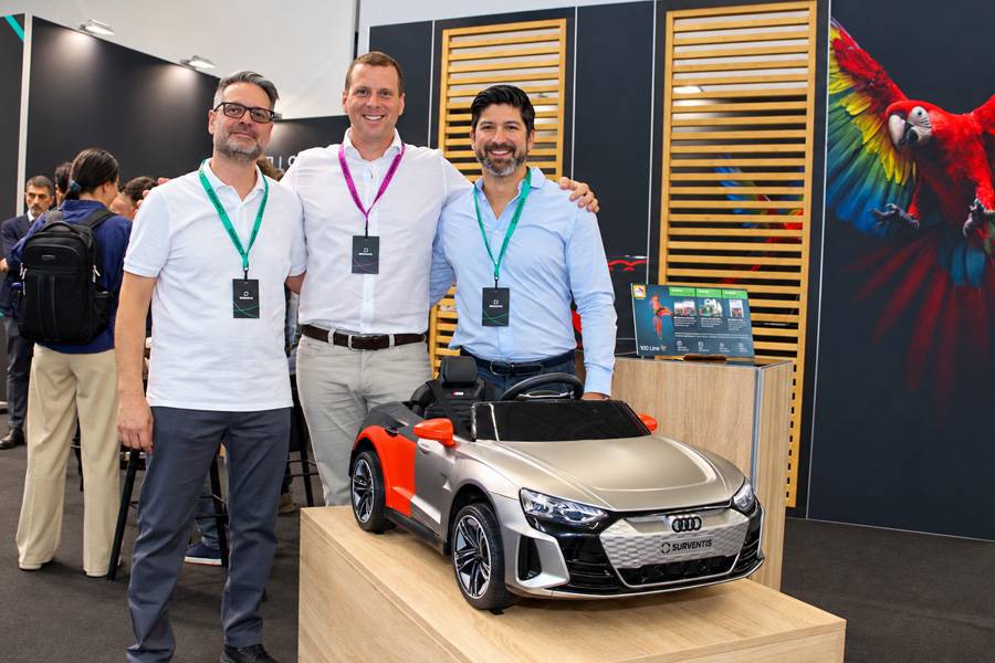 Das Audi-Modell steht für die Sonderfarben der F1-Renner von Audi, die Herren im Hintergrund repräsentieren die Power von Surventis (v. l.): Daniel Mathez (Vertrieb), Alexander Bru (DACH) und Daniel Gonzales (Vertrieb).