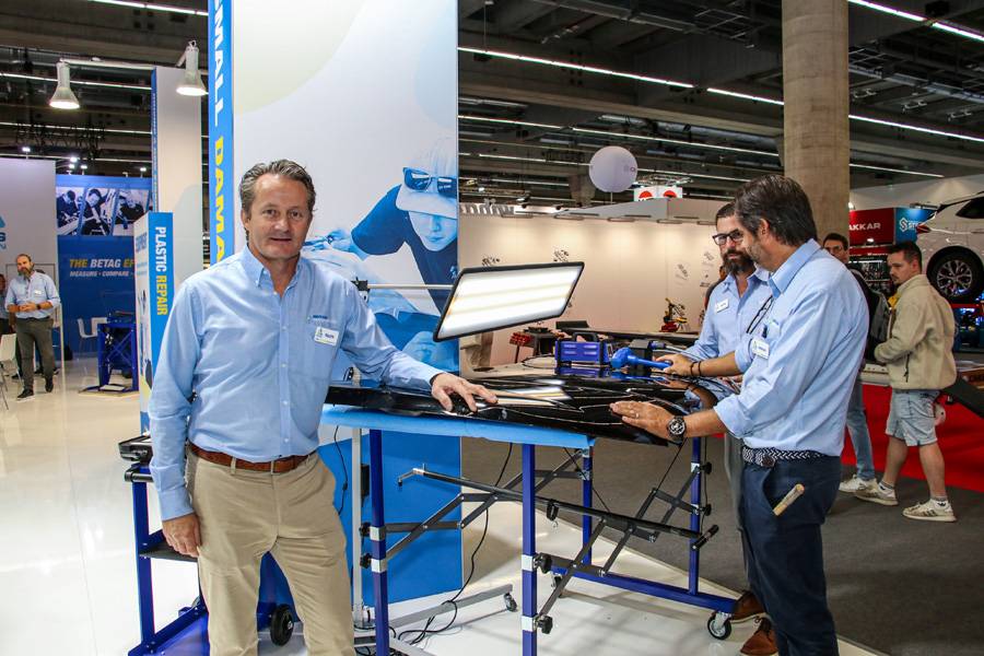 Geschäftsführer Ralph Meichtry von «Betag Schweiz» zeigt am Messestand innovative Werkzeuge für die professionelle Carrosserie-Instandsetzung.