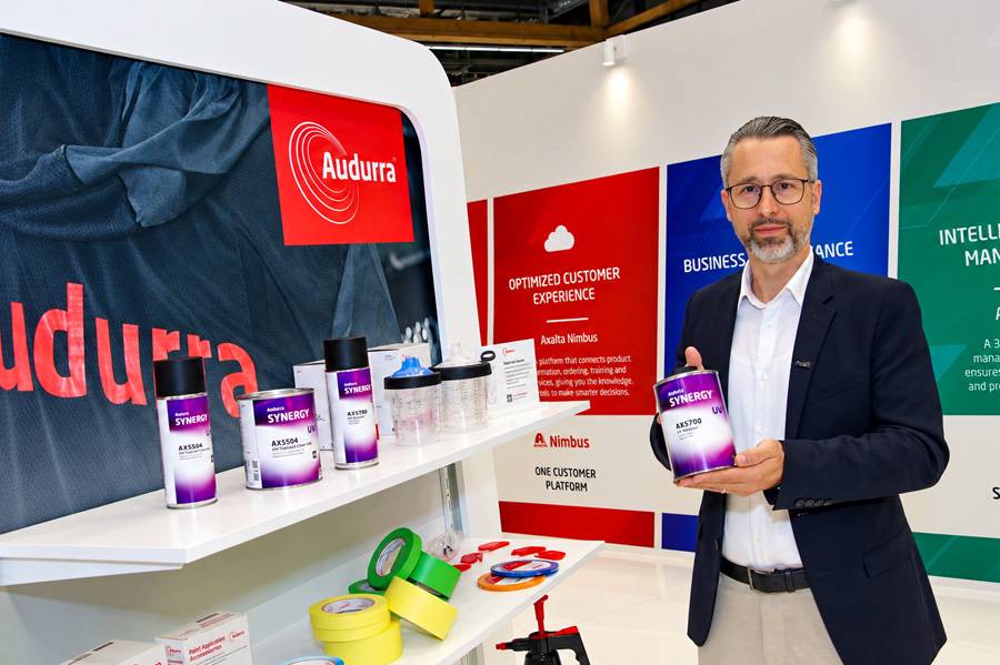 Sebastian Wyder, directeur d’Axalta, présente les nouveaux produits de peinture dont la commercialisation est prévue en novembre 2026.
