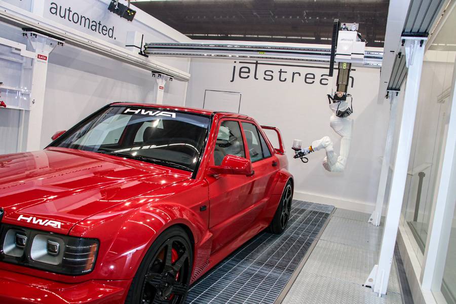 Chez «Sata Automation», l’installation «Jetstream» démontre comment un robot peut exécuter le processus de peinture de manière entièrement automatique.