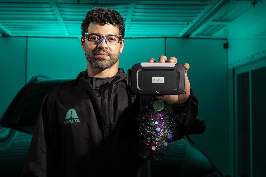 Axalta meldet 100 000 verkaufte «Irus Scan»: Das digitale Farbtonmessgerät ist Teil des dreistufigen Irus-Prozesses «Scannen – Finden – Mischen» für die Reparaturlackierung.