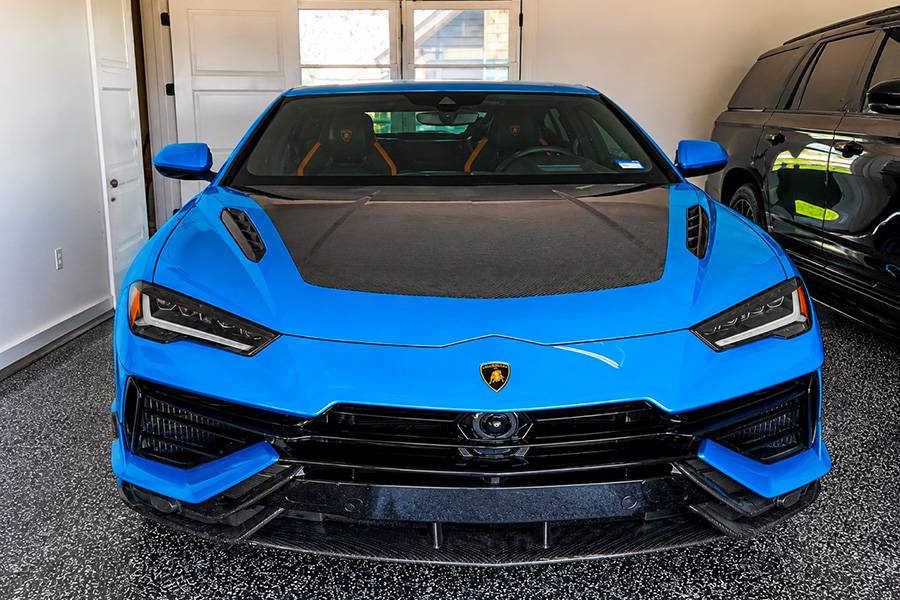 Une imposante tache bleue au milieu des véhicules saisis : ce Lamborghini Urus est lui aussi tombé dans les filets des enquêteurs texans. Le luxe sur quatre roues faisait manifestement partie du lot. Photo : Texas Motor Vehicle Crime Prevention Authority