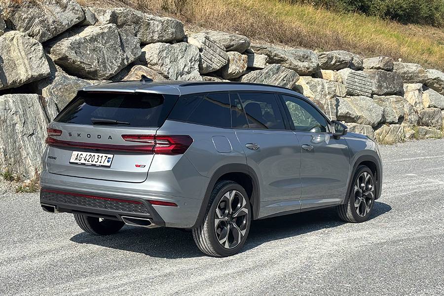 À l’arrière aussi, le RS cultive le dynamisme sans forcer le trait : lettrage Skoda noir, emblème RS, feux expressifs et robustes roues de 20 pouces composent le décor.