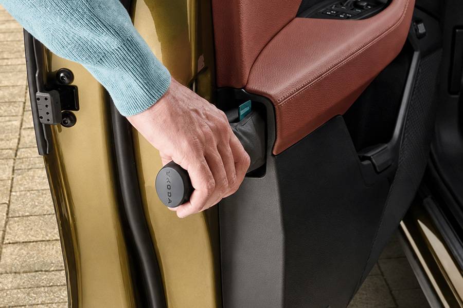 Encore une astuce Skoda connue depuis longtemps, mais que l’on montre toujours volontiers : le parapluie compact attend patiemment le prochain déluge dans son logement intégré à la portière.
