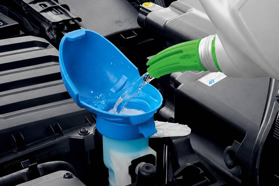 Typiquement Skoda : l’entonnoir intégré au réservoir de lave-glace n’est plus un secret, mais demeure l’une de ces idées d’une simplicité désarmante qui font se demander pourquoi tout le monde n’y a pas pensé.
