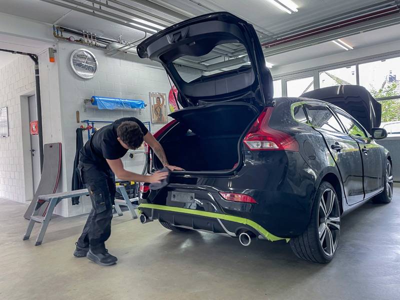 Moderne Fahrzeuge sind bei «Harder Lackierungen» ebenso in guten Händen: Hier wird ein Volvo sorgfältig für die weitere Bearbeitung vorbereitet – mit ruhiger Hand, sauberer Abdeckung . . . 