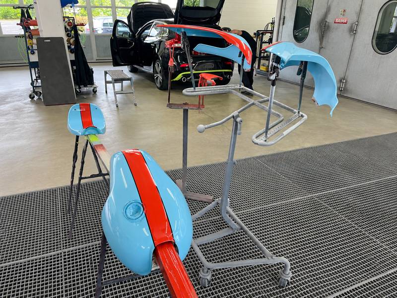 Frisch lackierte Töff-Teile in Hellblau warten auf den nächsten Arbeitsschritt. Auch solche Spezialarbeiten zeigen, dass bei Harder nicht nur Autos, sondern auch Zweiräder mit sichtbarer Sorgfalt behandelt werden.