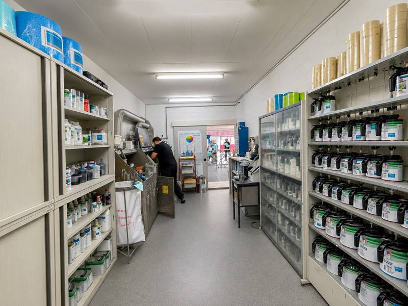 Im Mischraum lagert die farbliche Basis für präzise Reparaturen, saubere Übergänge und Lacktöne, die am Ende nicht ungefähr, sondern richtig passen müssen.