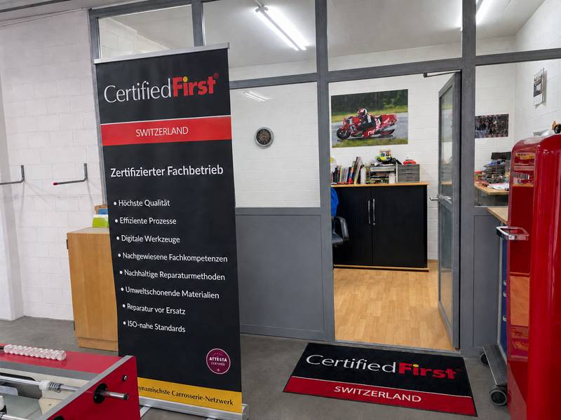 Coup d’œil dans les bureaux : « Certified First » ne sera pas seulement une plaque apposée à l’entrée. Le réseau fera désormais partie du quotidien de l’entreprise – des processus efficaces aux standards modernes de réparation. 