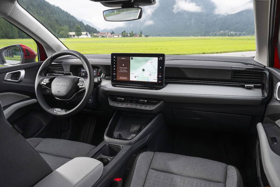 Der übersichtliche Innenraum wird von einem 13 Zoll grossen, Android-basierten Touchscreen geprägt. Unser Testwagen besitzt die Ausstattung Loft Mint; sämtliche textilen Sitzbezüge bestehen aus recyceltem Polyester.